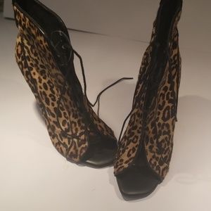 RENVY Leopard print Ponyhair Laceup  size6.5